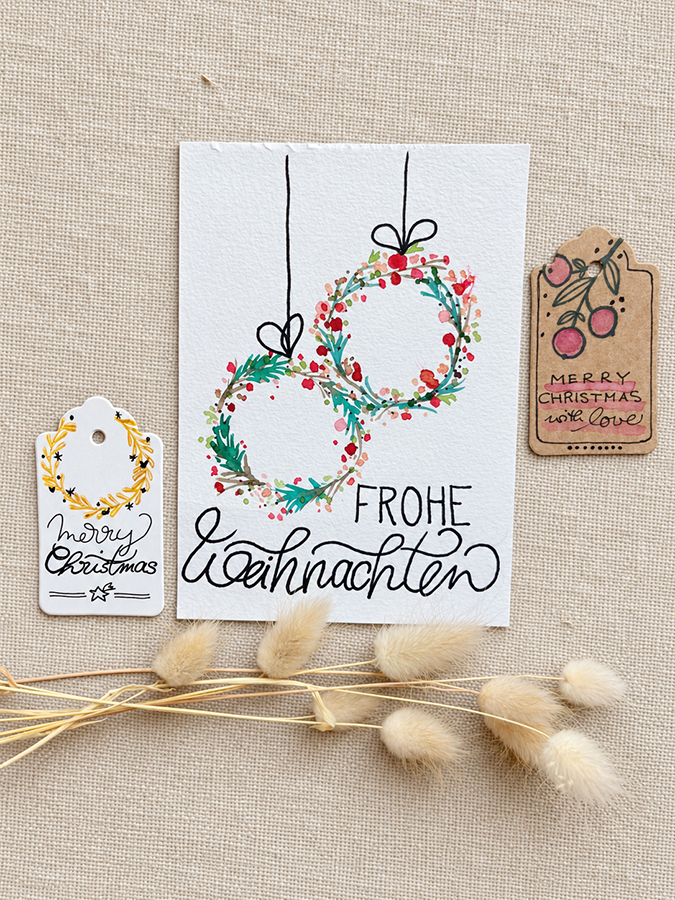 Weihnachtsmotiv Kleine Kränze Abbildung einer Weihnachtskarte und zwei Geschenkanhängern