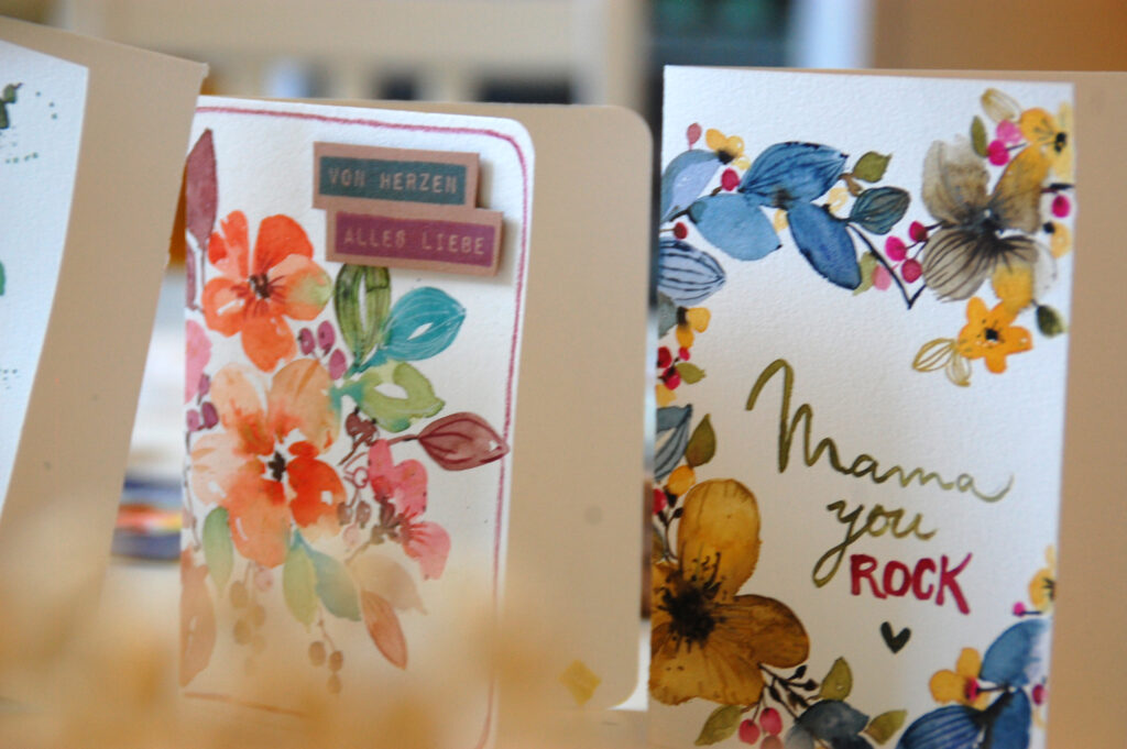Aquarellkarten mit floralen Motiven Aquarellkarten mit floralen Motiven bzw. einem Blütenkranz mit gestempelter Schrift bzw. kalligrafischer Beschriftung