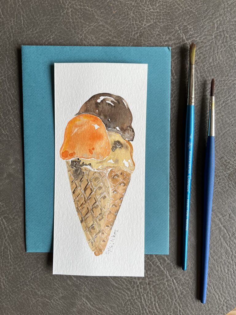 Eis in Waffel Karte auf einem blauen Umschlag. Motiv Eiswaffel mit 3 Kugeln, gemalt in Aquarell
