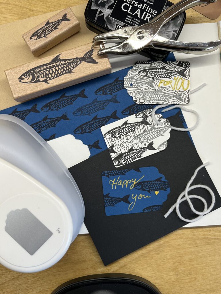 Anhänger_Fisch Stempel Motiv Fisch und angefertigte Etiketten mit Werkzeugen